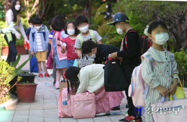 초등학교 1, 2학년 등의 등교 수업이 열린 27일 오전 수원시 선일초등학교에서 학생들이 등교하고 있다. 조주현기자
