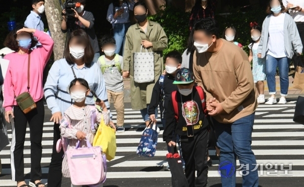 초등학교 1, 2학년 등의 등교 수업이 열린 27일 오전 수원시 선일초등학교에서 학생들이 등교하고 있다. 조주현기자