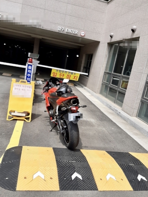 지난 26일 경기도의 한 아파트 지하주차장 입구에서 누군가 관리사무소 측과 실랑이를 벌이다 자신의 오토바이를 놔두고 어딘가 사라졌다. 온라인 커뮤니티