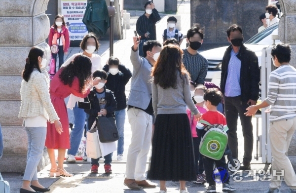 유치원 및 초1∼2학년, 중3, 고2 등교 개학일인 27일  인천시 서구 청라동 초은초등학교 등교생들이 교문에서 발열검사를 받고 있다. 장용준기자
