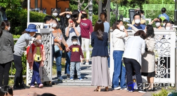유치원 및 초1∼2학년, 중3, 고2 등교 개학일인 27일  인천시 서구 청라동 초은초등학교 교문에서 학부모들이 조바심 어린 모습으로 등교생들을 지켜보고 있다. 장용준기자