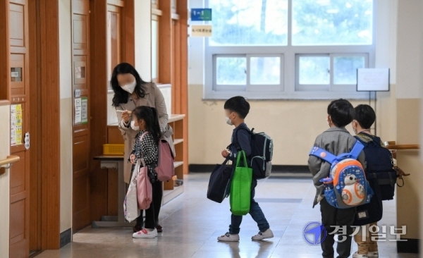 유치원 및 초1∼2학년, 중3, 고2 등교 개학일인 27일  인천시 서구 청라동 초은초등학교 1학년 학생들이 교실 입구에서 발열검사를 받고 있다. 장용준기자