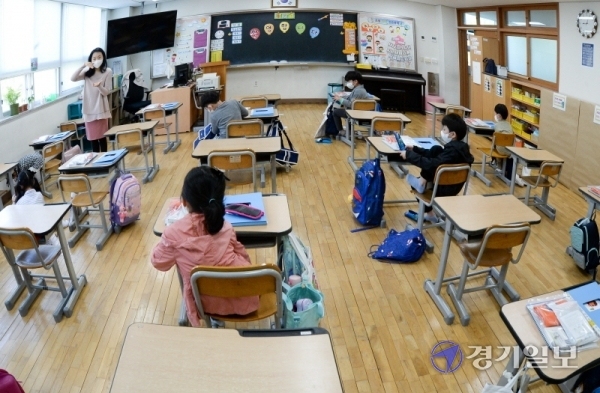 유치원 및 초1∼2학년, 중3, 고2 등교 개학일인 27일 오전 인천시 서구 청라동 초은초등학교 1학년 학생들이  한칸 띄우기 책상에 앉아 교사와  첫 수업을 하고 있다. 장용준기자