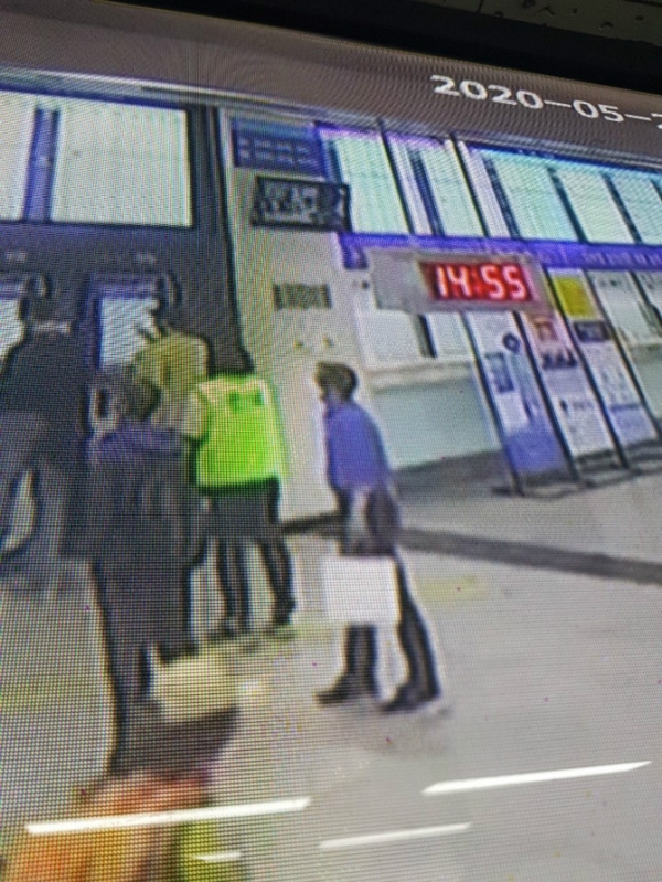 CCTV에 포착된 보이스피싱 가시 피해자. 온라인 커뮤니티