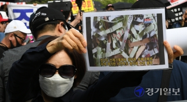 민경욱 미래통합당 의원을 중심으로 제기된 4.15 총선 사전투표 조작 의혹에 맞선 중앙선관위의 사전투표 및 개표 공개 시연회가 열린 28일 오후 과천시 중앙선거관리위원회 정문 앞에서 공명선거쟁취총연합회 회원들이 4.15 총선을 부정선거라고 주장하며 선관위원장 등의 면담 등을 요구하는 집회를 갖고 있다.조주현기자