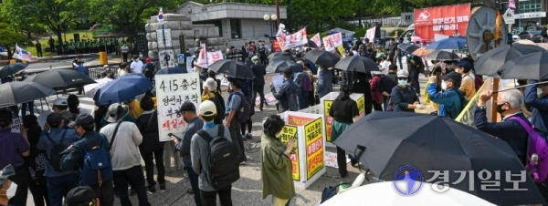 민경욱 미래통합당 의원을 중심으로 제기된 4.15 총선 사전투표 조작 의혹에 맞선 중앙선관위의 사전투표 및 개표 공개 시연회가 열린 28일 오후 과천시 중앙선거관리위원회 정문 앞에서 공명선거쟁취총연합회 회원들이 4.15 총선을 부정선거라고 주장하며 선관위원장 등의 면담 등을 요구하는 집회를 갖고 있다.조주현기자