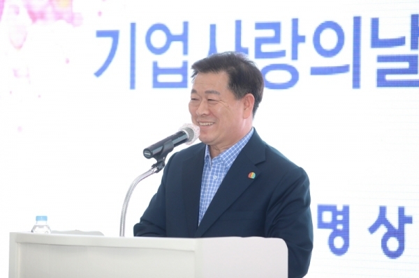 박승원 광명시장이 ‘기업사랑의 날 선포13주년 및 창립17주년 기념식’에서 축사를 하고 있다. 광명시 제공