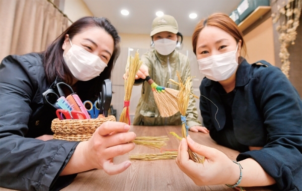 직접 짚풀로 다양한 공예품을만들어 볼 수 있는 체험관에서관계자들이 만든 공예품을 선보이고 있다.