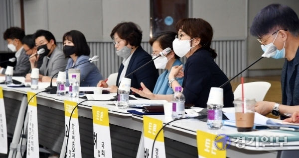 28일 경기도의회 대회의실에서 열린 '청소년부모(이른부모) 통합지원 방안 정책토론회'에서 각 분야별 토론자들이 주제관련 의견을 밝히고 있다. 김시범기자