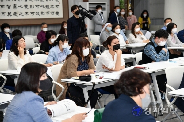 28일 경기도의회 대회의실에서 열린 '청소년부모(이른부모) 통합지원 방안 정책토론회'에서 참석자들이 토론내용을 경청하고 있다. 김시범기자