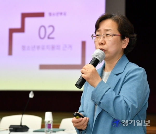 28일 경기도의회 대회의실에서 열린 '청소년부모(이른부모) 통합지원 방안 정책토론회'에서 오영나 한국미혼모지원 네트워크 대표가 주제발표를 하고 있다. 김시범기자