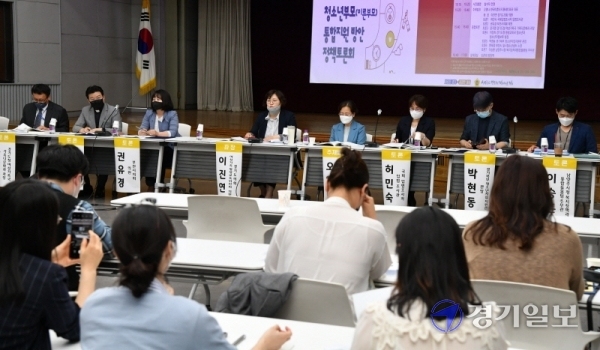 28일 경기도의회 대회의실에서 열린 '청소년부모(이른부모) 통합지원 방안 정책토론회'에서 각 분야별 토론자들이 주제관련 의견을 밝히고 있다. 김시범기자