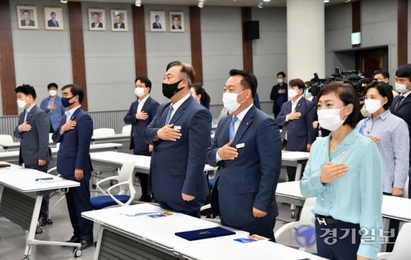 28일 경기도의회 대회의실에서 열린 ‘2020 경기도 상반기 정책토론대축제 개회식’에서 이재강 도 평화부지사, 도의회 김원기ㆍ안혜영 부의장, 염종현 더불어민주당 대표의원 등 참석자들이 국민의례를 하고 있다. 김시범기자