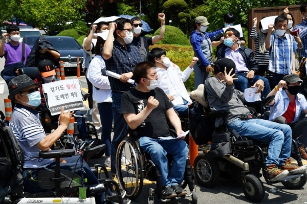 지난 3월 평택시 평강타운 장애인 폭행 사망사건과 관련, 경기장애인차별철폐연대 관계자 100여 명이 29일 경기도청 앞에서 경기도 장애인 미신고시설의 전수조사 및 장애인 탈시설 대책 마련을 촉구하는 기자회견을 하고 있다. 김시범기자