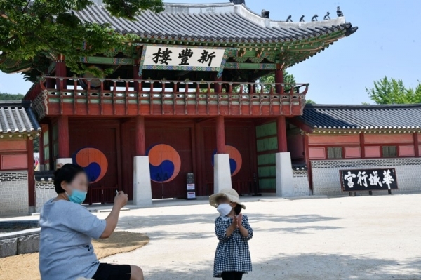 부천 물류센터발 코로나19 확산으로 경기도 등 수도권지역 다중이용시설의 운영이 2주간 중단된 가운데 29일 수원 화성행궁에 운영중지 안내문이 내걸린 채 문이 굳게 닫혀있다. 김시범기자