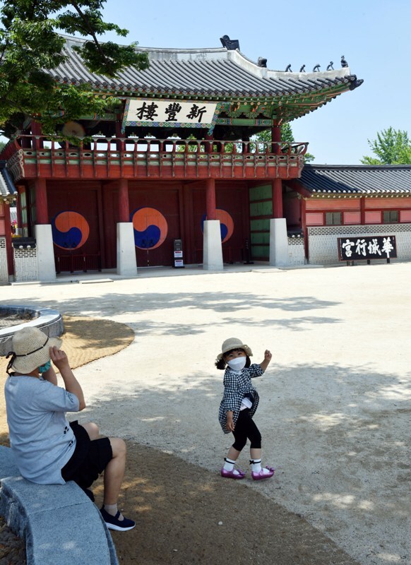 부천 물류센터발 코로나19 확산으로 경기도 등 수도권지역 다중이용시설의 운영이 2주간 중단된 가운데 29일 수원 화성행궁에 운영중지 안내문이 내걸린 채 문이 굳게 닫혀있다. 김시범기자