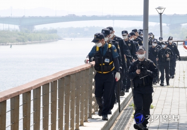 인천시 계양구 경인아라뱃길 다남교 인근에서 시신 일부를 발견한 인천경찰이  30일 오전 이틀째 추가 수색작업을 벌이고 있다.  이날 인천경찰청은  방범순찰대 대원 100여명과 선박, 헬기까지 동원해 대대적인 입체 수색작업을 벌였다.장용준기자