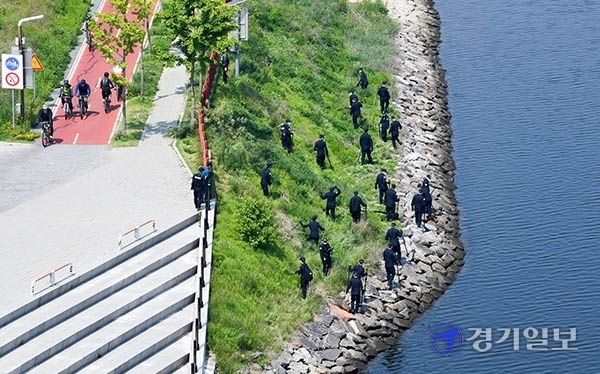 인천시 계양구 경인아라뱃길 다남교 인근에서 시신 일부를 발견한 인천경찰이  30일 오전 이틀째 추가 수색작업을 벌이고 있다.  이날 인천경찰청은  방범순찰대 대원 100여명과 선박, 헬기까지 동원해 대대적인 입체 수색작업을 벌였다.장용준기자