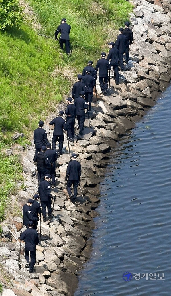 인천시 계양구 경인아라뱃길 다남교 인근에서 시신 일부를 발견한 인천경찰이  30일 오전 이틀째 추가 수색작업을 벌이고 있다.  이날 인천경찰청은  방범순찰대 대원 100여명과 선박, 헬기까지 동원해 대대적인 입체 수색작업을 벌였다.장용준기자