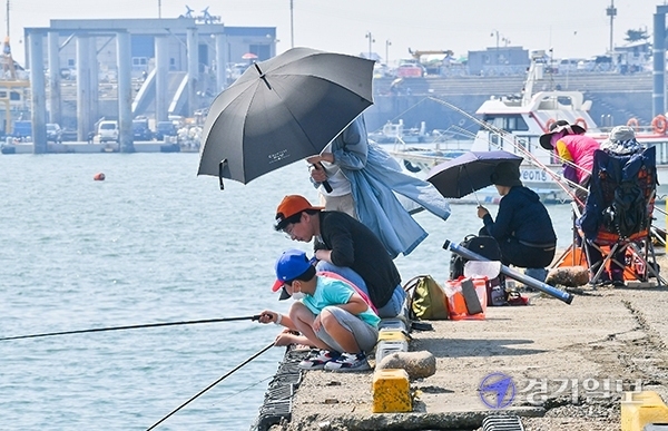 ▲ 수도권 최고온도가 30도에 달하며 완연한 여름날씨를 보인 30일 오후 화성 전곡항을 찾은 시민들이 성큼 다가온 여름을 맞아 바다를 즐기고 있다. 윤원규기자