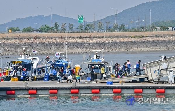 ▲ 수도권 최고온도가 30도에 달하며 완연한 여름날씨를 보인 30일 오후 화성 전곡항을 찾은 시민들이 성큼 다가온 여름을 맞아 바다를 즐기고 있다. 윤원규기자