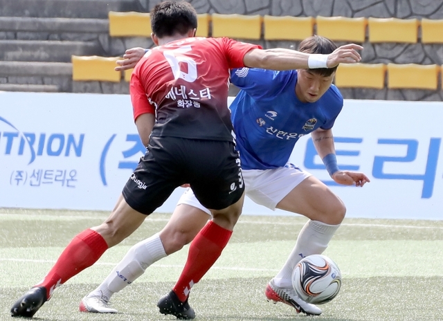 ▲ 30일 인천 남동공원근린공원운동장에서 열린 ‘2020 K4리그’ 3라운드 충주시민축단과의 경기에서 FC남동 유동규가 공격을 하고 있다. 인천남동구민축구단 제공