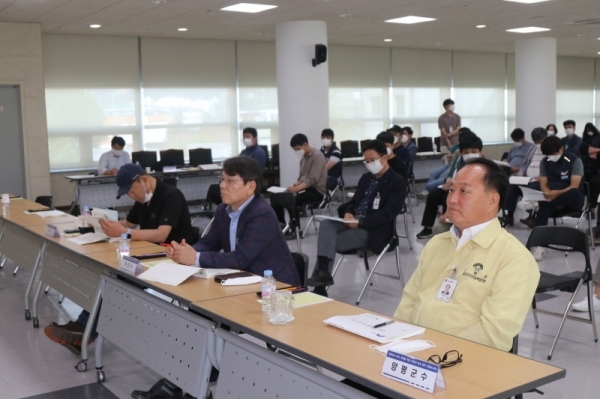 정동균 양평군수(맨 오른쪽)가 참석한 가운데, 양평공사 공단 전환을 위한 최종보고회가 열리고 있다. 양평군 제공