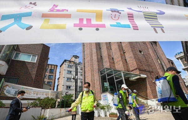 8명의 코로나19 확진자가 발생한 수원시 영통구 매탄동 수원동부교회에서 1일 오후 영통구합동방역단이 교회 소독 작업을 하고 있다.조주현기자