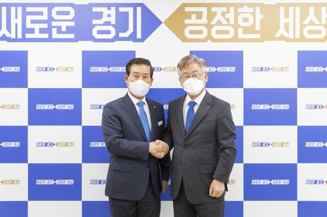 ▲ [참고사진]+임명장+수여+(좌+이홍우+신임+원장+우+이재명+지사)