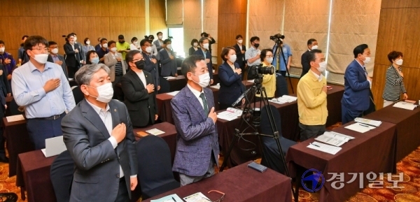 1일 오후 여주 썬밸리호텔 크리스탈룸에서 열린 ‘2020 경기도 상반기 정책토론 대축제’에서 김선교 국회의원, 송한준 경기도의회 의장, 이항진 여주시장, 유필선 여주시의회 의장 등 관계자와 토론자들이 국민의례를 하고 있다. 이날 토론회는 ‘인구절벽 어떻게 극복할 것인가?’ 란 주제로 진행됐다. 윤원규기자