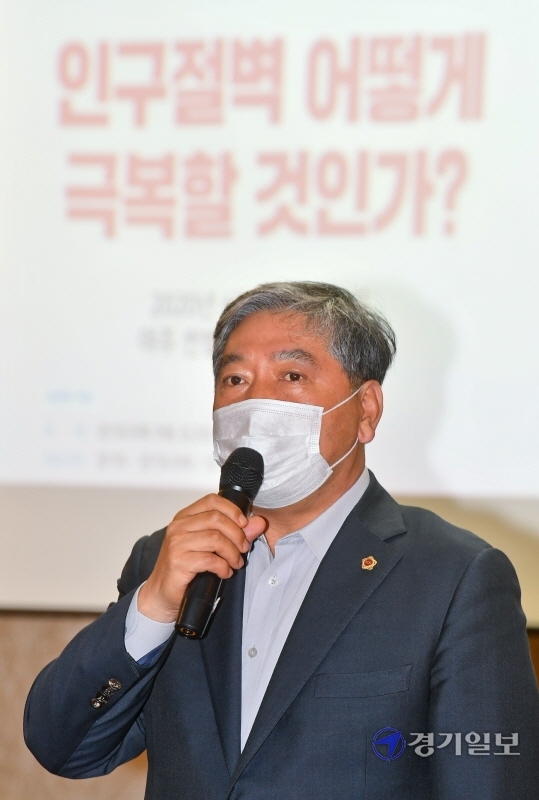 1일 오후 여주 썬밸리호텔 크리스탈룸에서 열린 '2020 경기도 상반기 정책토론 대축제'에서 송한준 경기도의회 의장이 축사를 하고 있다.  윤원규기자