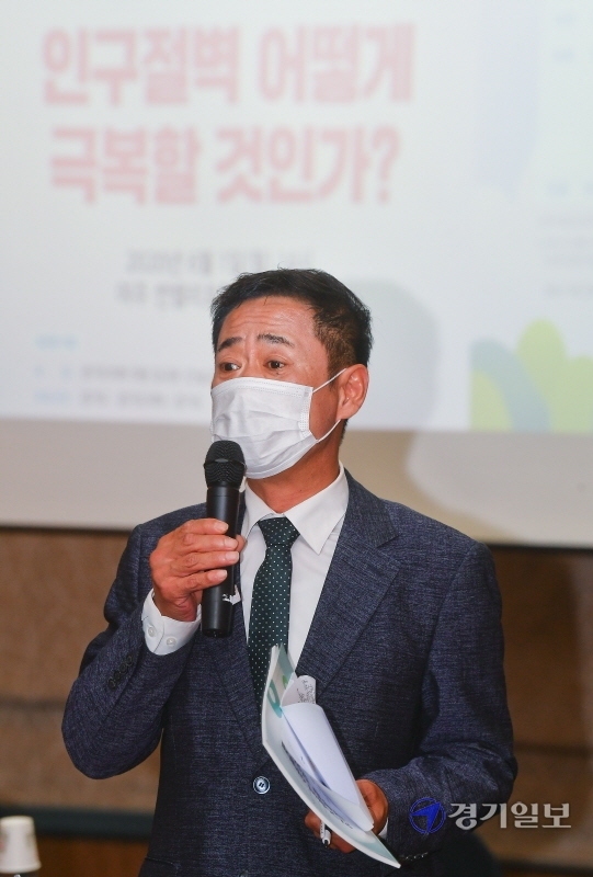 1일 오후 여주 썬밸리호텔 크리스탈룸에서 열린 '2020 경기도 상반기 정책토론 대축제'에서 유필선 여주시의회 의장이 축사를 하고 있다.  윤원규기자