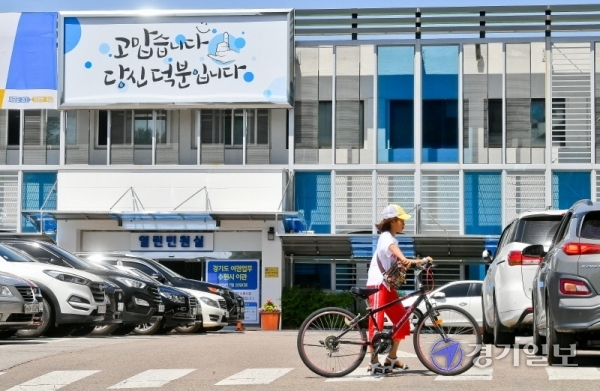 1일 오전 경기도청 열린민원실 외벽에 두번째 '경기희망글판'이 공개됐다. 두 번째 게시작품은 지난 4월 1일부터 15일까지 ‘경기도민으로서의 자부심과 이웃에게 전하고 싶은 이야기’를 주제로 도민 창작 공모전을 실시, “고맙습니다, 당신 덕분입니다” 로 선정됐다.  윤원규기자