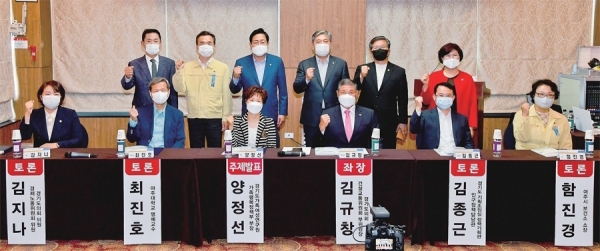 1일 오후 여주 썬밸리호텔 크리스탈룸에서 열린 ‘2020 경기도 상반기 정책토론 대축제’에서 김선교 국회의원, 송한준 경기도의회 의장, 이항진 여주시장, 유필선 여주시의회 의장 등 관계자와 토론자들이 기념촬영을 하고 있다. 이날 토론회는 ‘인구절벽 어떻게 극복할 것인가’ 란 주제로 진행됐다. 윤원규기자