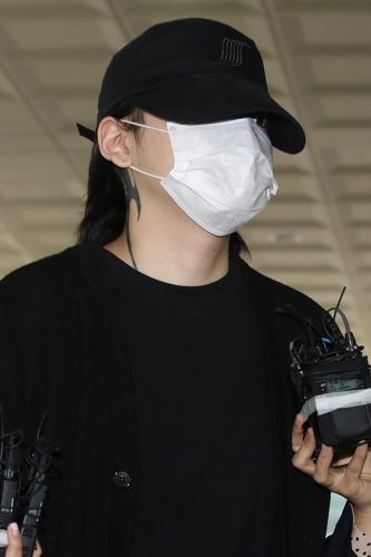 '음주운전ㆍ운전자 바꿔치기' 혐의로 재판에 넘겨진 래퍼 장용준이 2일 오전 서울 마포구 서부지법에서 취재진의 질문을 받고 있다. 연합뉴스
