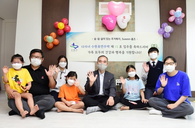 ▲ 장춘일씨 가족과 조무영 제2부시장이 함께하고 있다.