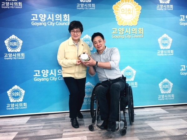 고양시의회 이윤승 의장(왼쪽)과 일산사랑장애인자립생활센터 최성혁 센터장이 지난 1일 고양시의회에서 수제 간식 및 손소독제 전달식에서 기념 사진을 찍고 있다.사진=일산사랑센터