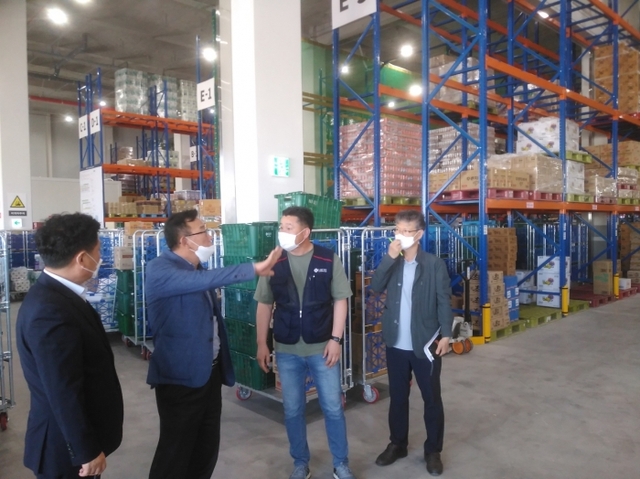 오복환 의왕시 안전도시국장(왼쪽 두번째), 이만재 교통행정과장(왼쪽 첫번째), 지삼철 교통행정팀장(오른쪽)이 코로나19확산 예방을 위해 물류창고를 특별 점검하고 있다. 의왕시 제공
