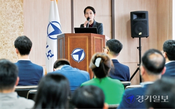 국민권익위원회 이주현 사무관이 2일 오전 본보 대회의실에서 ‘청탁금지법’을 주제로 강연을 하고 있다. 윤원규기자