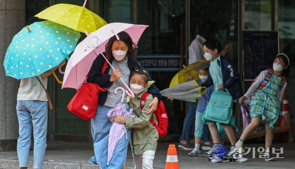 도내 코로나19의 산발적인 발생이 잇따르고 있는 가운데 2일 오후 성남시 한 초등학교에서 불안감을 느낀 1~2학년 학부모들이 아이들과 함께 하교하고 있다.조주현기자