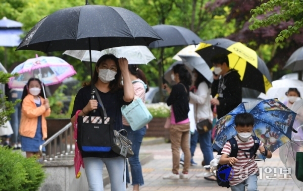 도내 코로나19의 산발적인 발생이 잇따르고 있는 가운데 2일 오후 성남시 한 초등학교에서 불안감을 느낀 1~2학년 학부모들이 아이들과 함께 하교하고 있다.조주현기자