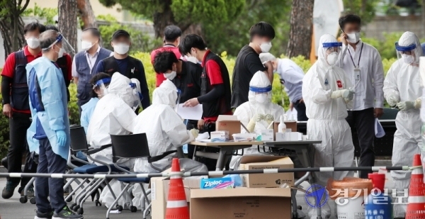 2명의 코로나19 확진자가 발생한 안양시 코카콜라 안양사업장 내 선별진료소에서 2일 오후 460여 명의 직원들이 줄지어 감염검사를 받고 있다. 김시범기자