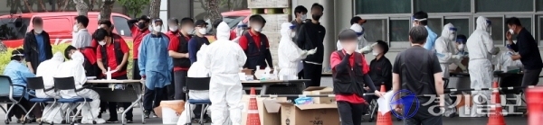 2명의 코로나19 확진자가 발생한 안양시 코카콜라 안양사업장 내 선별진료소에서 2일 오후 460여 명의 직원들이 줄지어 감염검사를 받고 있다. 김시범기자