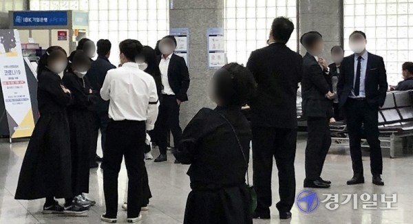 코로나19의 산발적 집단감염이 잇따르면서 경기도가 장례식장, 물류창고 등 다중이용시설에 집합제한 행정명령을 내린 가운데 2일 오후 도내 한 장례식장에서 유족 및 조문객들이 모여 대화를 나누고 있다. 조주현기자