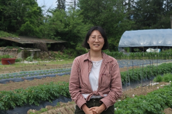 이나영은 양평에서 8년째 토종 씨앗을 발굴하고 확산하기위해 농사를 짓는 청년 농부다.