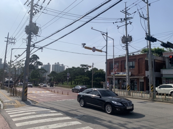 수원시 장안구의 한 스쿨존. 한 쪽 차선에만 과속 단속 카메라가 설치돼 있다.