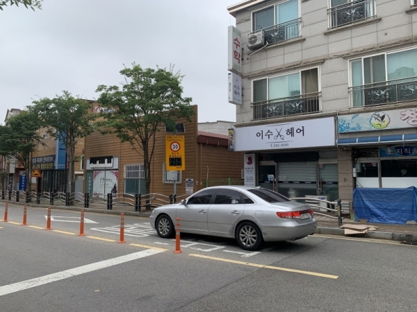 화성시의 한 스쿨존. 한 쪽 차선에만 설치된 과속 정보 표지판이 고장나 먹통이 됐다.
