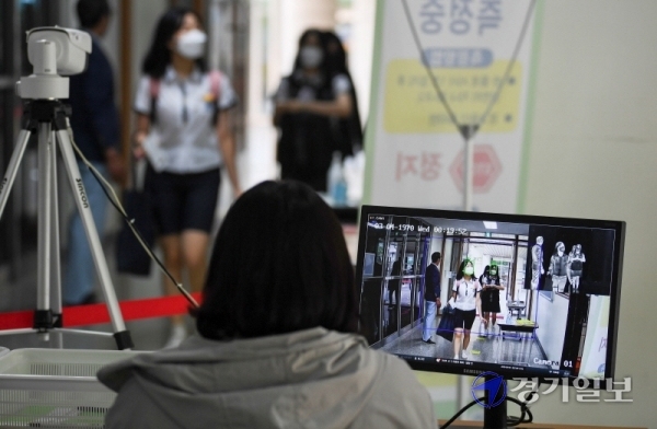 고1·중2·초3∼4학년을 대상으로 한 3차 등교 수업일인 3일 오전 인천시 서구 청라동의 한 고등학교 학생들이 현관입구에서 발열검사를 받고 있다. 장용준기자