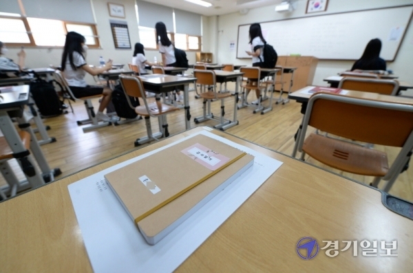 고1·중2·초3∼4학년을 대상으로 한 3차 등교 수업일인 3일 오전 코로나19의 전염확산으로 입학식을 생략한 채 첫 등교한 인천시 서구 청라동의 한 고등학교 1학년 여학생들이교실에서 책상을 찾아가고 있다. 장용준기자