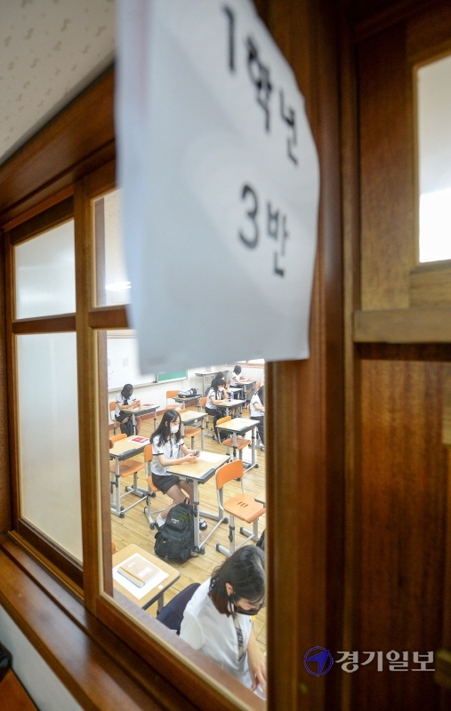 고1·중2·초3∼4학년을 대상으로 한 3차 등교 수업일인 3일 오전 코로나19의 전염확산으로 입학식을 생략한 채 첫 등교한 인천시 서구 청라동의 한 고등학교 1학년 여학생들이수업시간을 기다리고 있다. 장용준기자